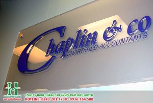cắt CNC trên mica làm biển hiệu logo công ty